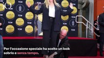 Michelle Pfeiffer lascia le sue impronte a Hollywood: il look è senza tempo