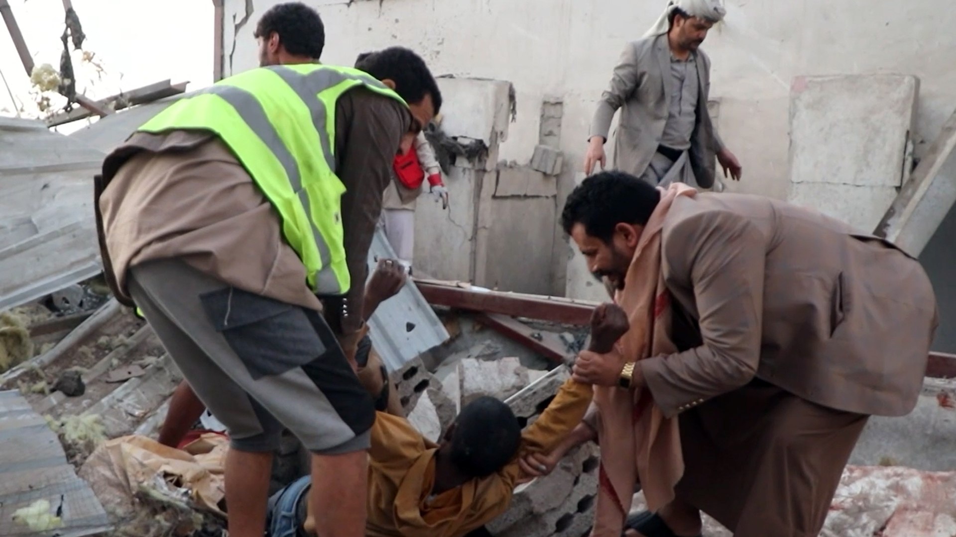 Un bombardeo estadounidenses mat� a 68 personas en un centro de detenci�n de migrantes en Sadah, un basti�n de los insurgentes de Yemen en el norte del pa�s, indic� el lunes un medio af�n a los rebeldes hut�es.