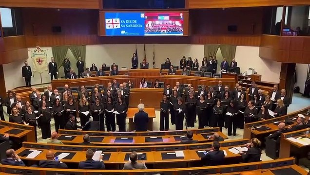 Sa die de sa Sardigna, il coro del teatro Lirico intona Procurade 'e moderare: emozione in consiglio regionale