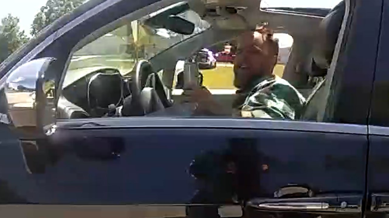 Verdächtiger bietet Polizisten Wodka-Schorle an, während er versucht, sich der Verhaftung zu entziehen