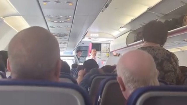 Police board Wizz Air flight in Luton after crew wrongly accuse passengers of nicking phone