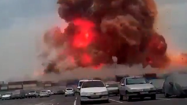 En Iran, un grand port toujours en feu après une explosion meurtrière