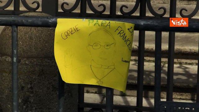 Disegni, cartelli e fiori a Santa Maria Maggiore: Grazie, Papa Francesco