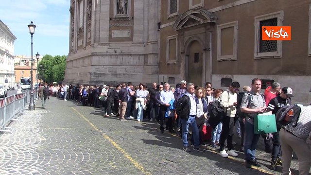 Lunghe code di fedeli a S. Maria Maggiore per rendere l'ultimo saluto alla tomba di Papa Francesco