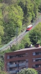 Los pasajeros del funicular de Artxanda en Bilbao bajan a pie tras el apagón