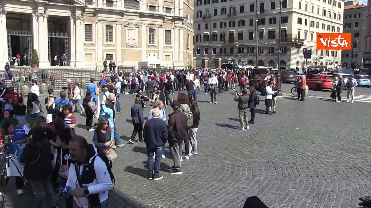 I fedeli in uscita dalla basilica di S. Maria Maggiore dopo la visita alla tomba di Papa Francesco