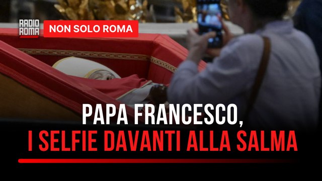 Selfie e fotografie davanti alla salma di Papa Francesco, rabbia e indignazione tra i fedeli