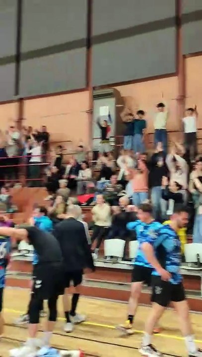 Le claping de nos seniors garçons à la salle Gambetta du 26 avril dernier pour fêter la victoire contre La Chapelaine