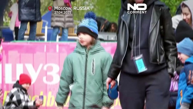 Les bouledogues français accueillis avec tapis rouge lors d'un événement caritatif à Moscou