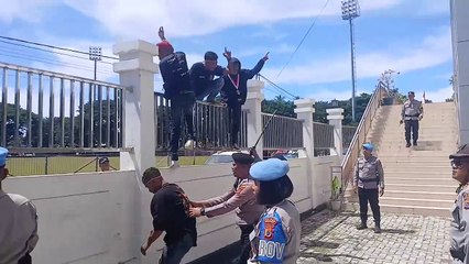 Aliansi Cipayung Malaka Gelar Aksi Demonstrasi di DPRD, Massa Sempat Naik Pagar Kantor