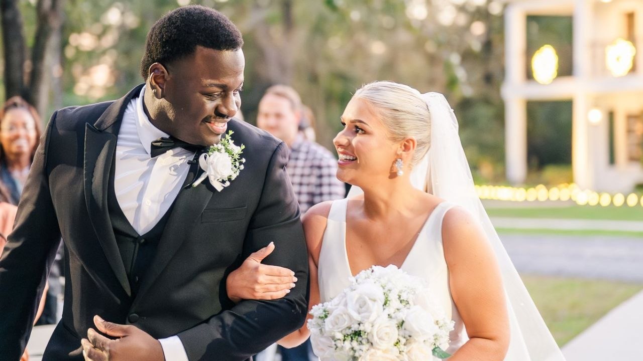 Groom Stops To Walk Bride Who Had No-One By Her Side Down Aisle | Happily TV