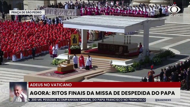 Decano ora pelo Papa Francisco na Missa das Exéquias