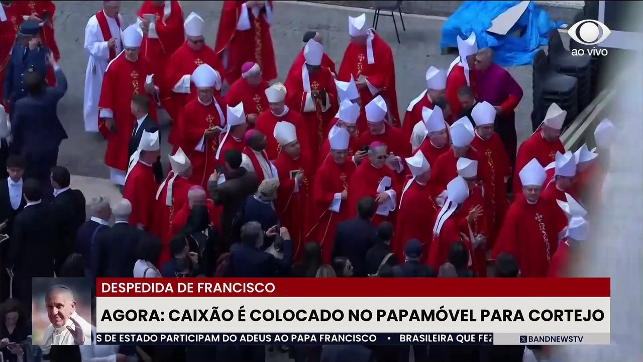 Caixão do Papa é colocado no papamóvel para cortejo