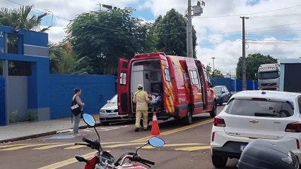 Adolescente fratura o tornozelo após tropeçar em mochila