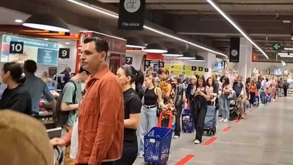 Largas colas en los supermercados por el apagón