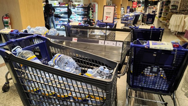 Gran apagón en España: el miedo empieza a dejar los supermercados sin agua, papel y comida preparada