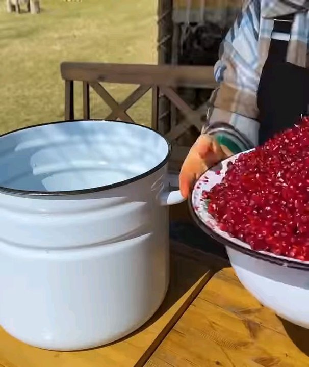 It is a very beautiful area and there are very beautiful people. I have downloaded this video for you people. After watching it, you will definitely like and share it. It is a very interesting video.