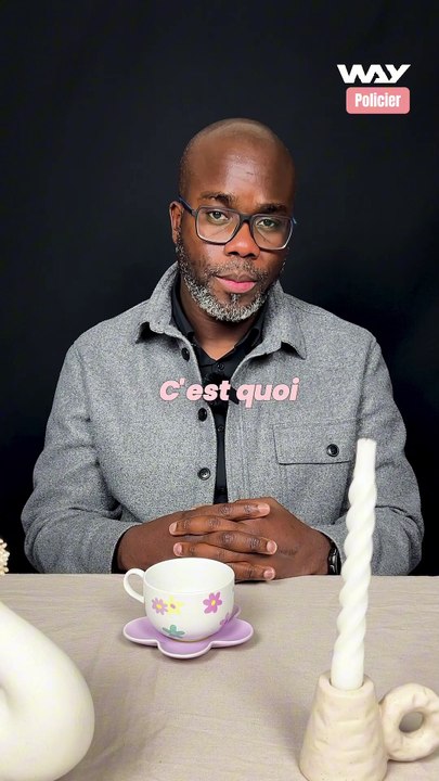 Tu gagnes combien pour de vrai ? 💋 Abdoulaye est policier. Il travaille en région parisienne, depuis 25 ans. Après avoir obtenu son bac pro, il s'est engagé dans la marine pendant 3 ans. Il a ensuite passé le concours de police en 1999, qu'il a réussi.