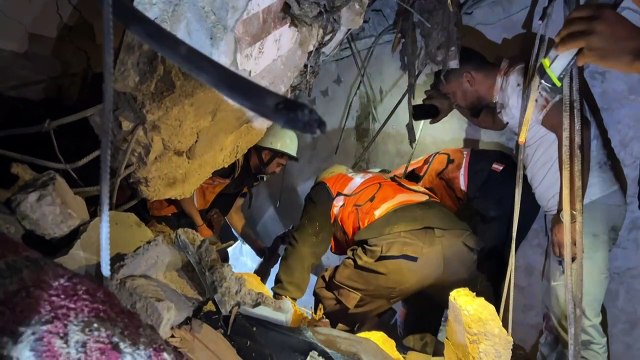 سكان غزة يبحثون عن ناجين بين الركام