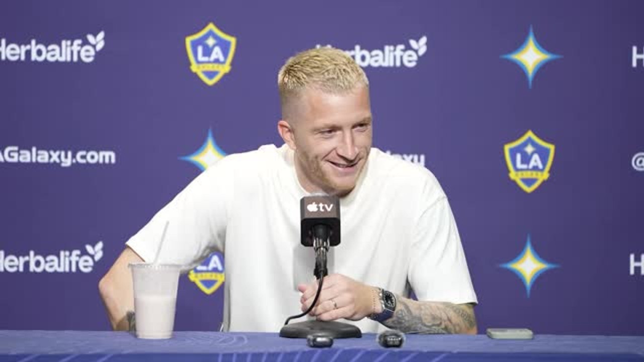 LA Galaxy - Reus félicite deux jeunes apprentis journalistes pour leurs questions !