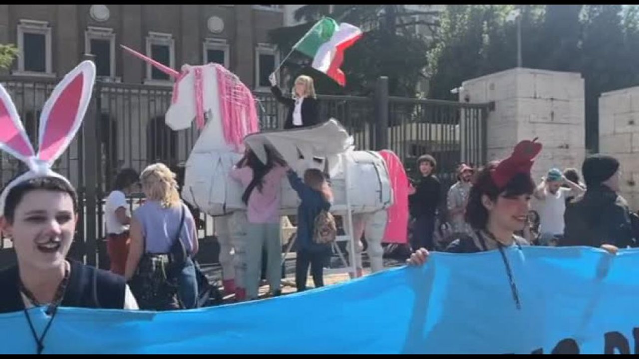 La protesta di Extinction Rebellion a Roma: "Governo delle favole"