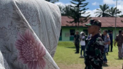 Girl rushes through the crowd to hug her brother training in TNI AD