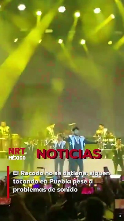 A pesar de los fallos técnicos, la Banda El Recodo no dejó caer el ánimo y siguió el show con toda la actitud.