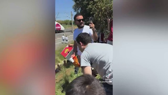 El increíble gesto de un ciudadano que llevó comida y agua a unos pasajeros tirados en el tren