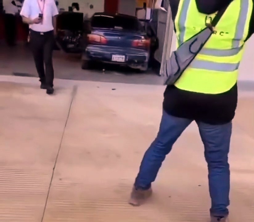 Conductor se estrella contra terminal de teleférico en Santiago; no se reportan heridos