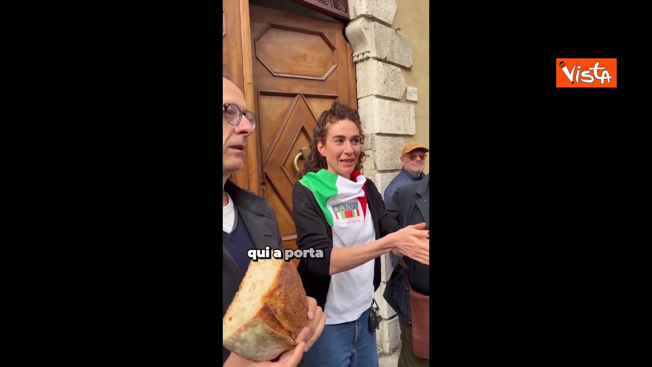 Matteo Ricci (Pd) dalla fornaia "antifascista" di Ascoli che ha esposto striscione il 25 aprile