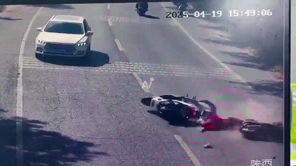 VIDEO: ¡Casi fue aplastado! Una maniobra imprudente casi termina en tragedia