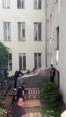 Monter un piano à queue au 2eme étage d'un appartement... pas simple