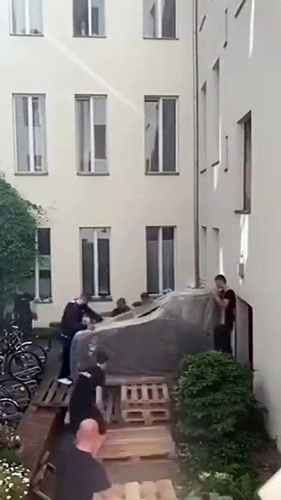 Monter un piano à queue au 2eme étage d'un appartement... pas simple