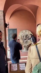 Lui il maitrise la prise de photo avec un smartphone...