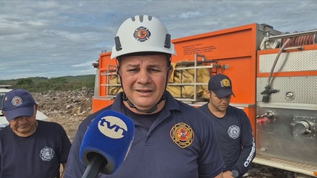 Bomberos sofocan incendio en vertedero de Santiago