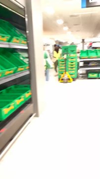 Estanterías vacías en un centro comercial de Alicante