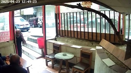 Ellerindeki çayı bırakmadan depremden kaçtılar