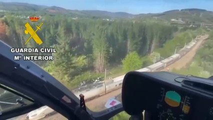 La Guardia Civil asiste a los pasajeros de un tren destino a Madrid atrapados por el apagón eléctrico