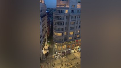 La Gran Vía de Madrid celebra el regreso de la luz a la capital