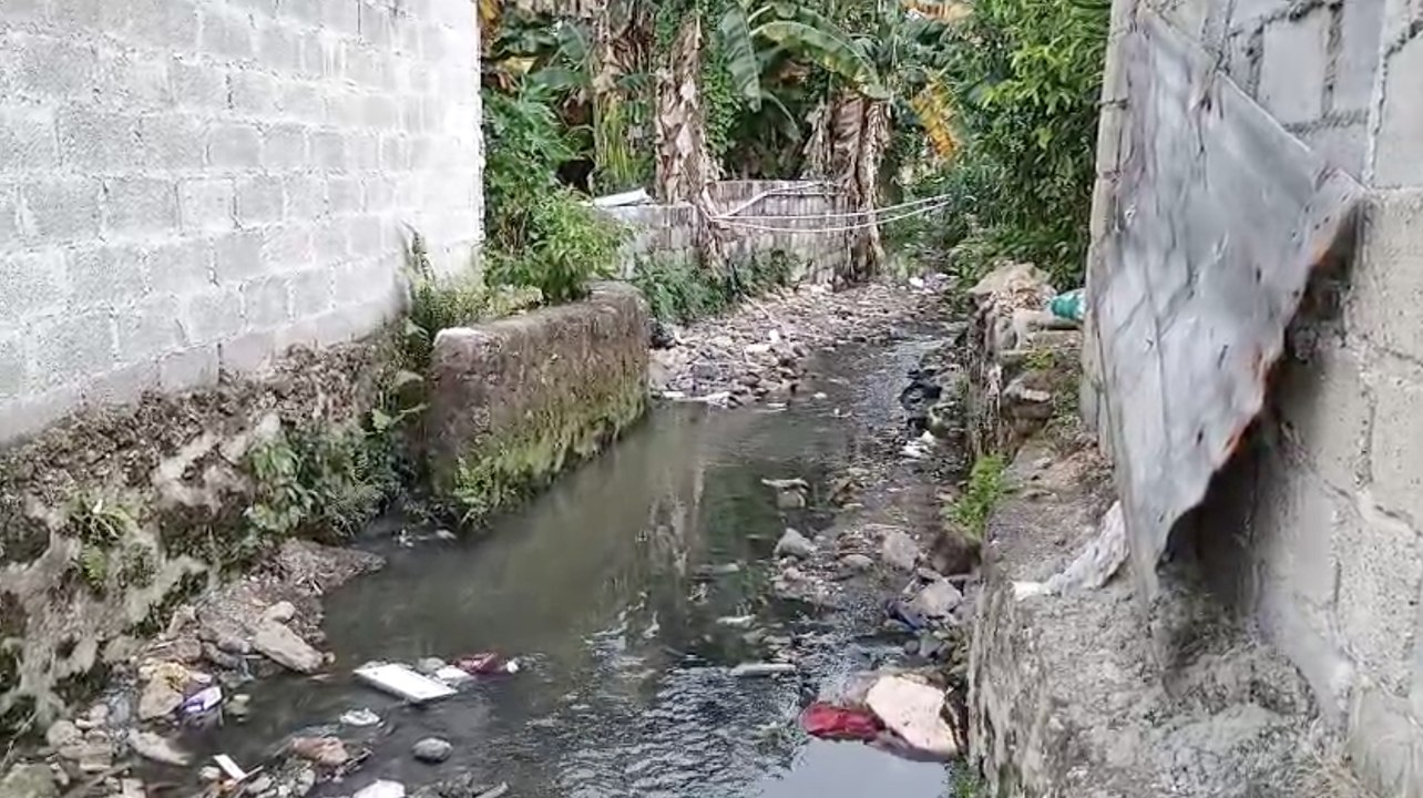 Familias de Los Platanito, en Guaricano, en zozobra cuando llueve