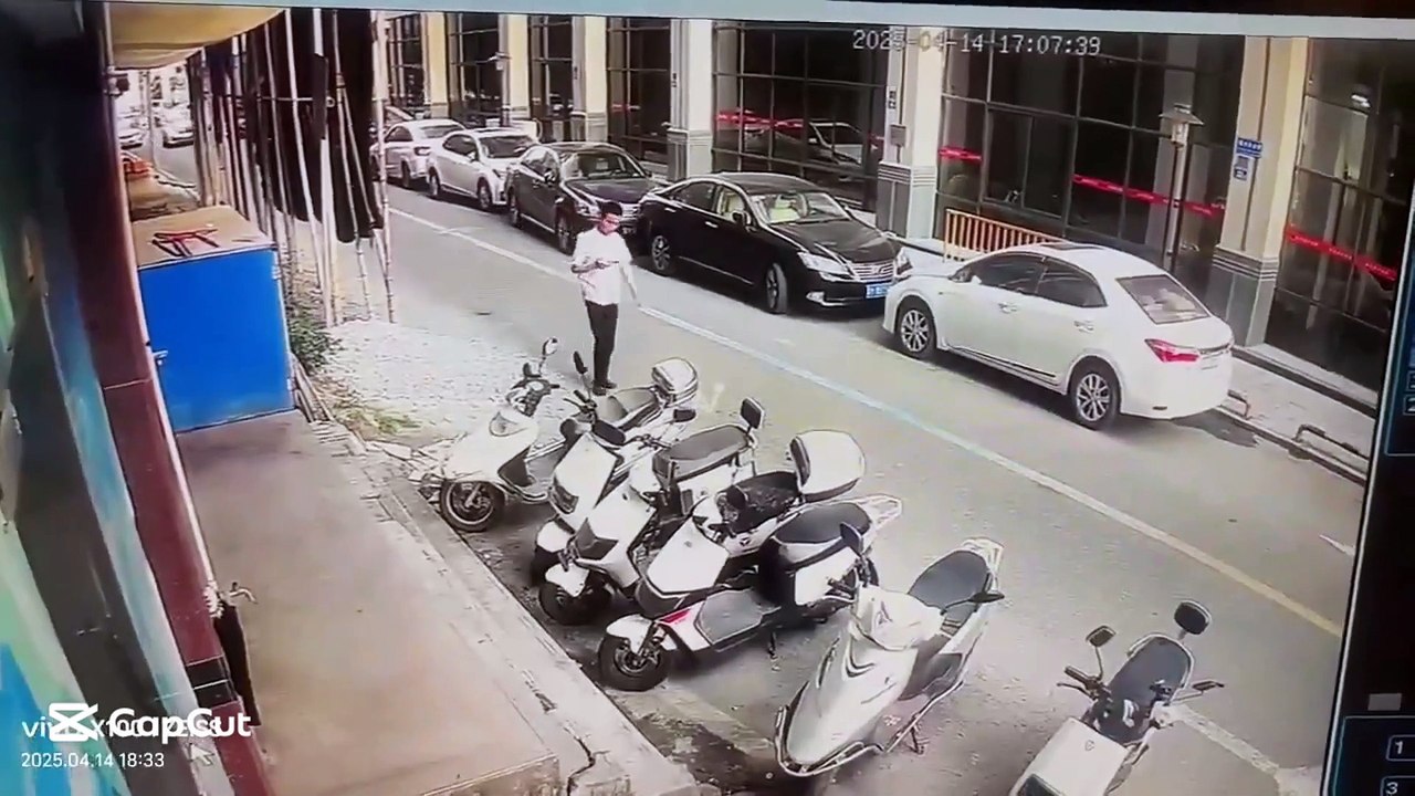 VIDEO: ¡Destino final! Motociclista muere tras que un ladrillo le cayó de una construcción