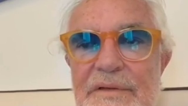 Briatore: «Il Vaticano come un circo, tutti a farsi i selfie con il Papa morto. Ma chi li ha fatti entrare?»