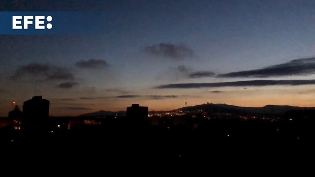 Anochece en Barcelona y el apagón deja la ciudad a oscuras en muchos barrios