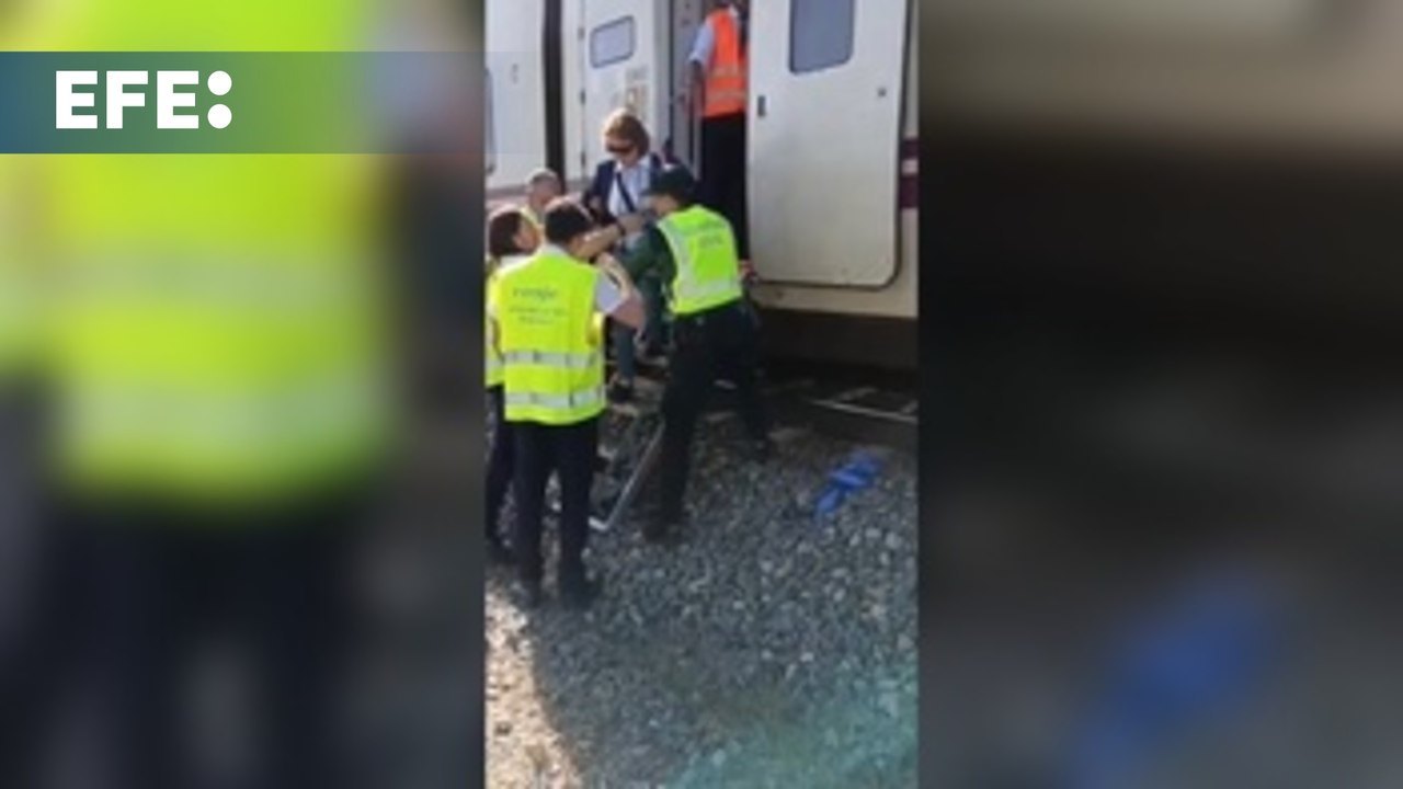 Rescate de pasajeros en Gomecello (Salamanca) de un tren que quedó parado por la falta de suministro