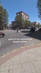Un ciudadano se hace viral tras ayudar convirtiéndose en policía de tráfico
