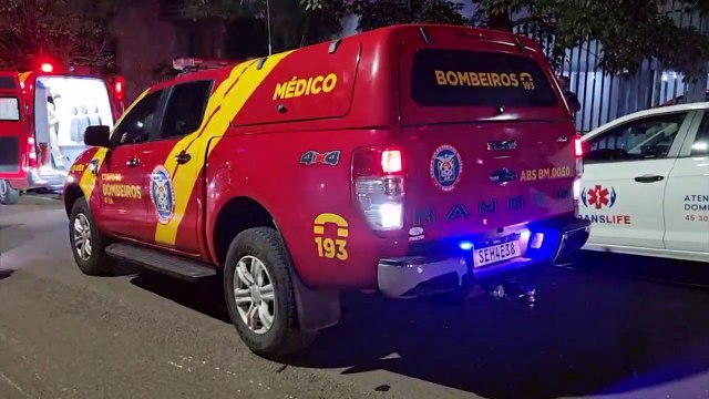 Pancada! piloto quebra a perna e garupa fica ferida após forte batida no Centro