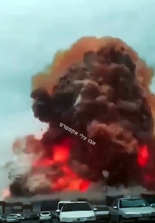 🚨🇮🇷 Iran's Shahid Port explosion, 10,000 containers destroyed, with damages estimated at $2–$3B, equal to damage caused bt 200–250 missiles fired from Israel.