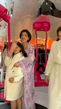 ابنة الدكتورة خلود تلفت الانتباه بوضعها المكياج في ايفينت بالرياض