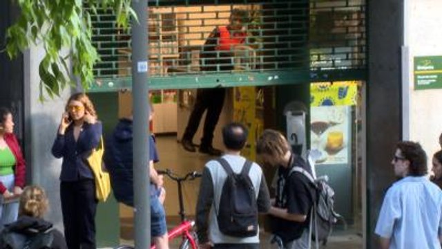 Colas a las puertas de un supermercado de Barcelona esperando que abra sus puertas