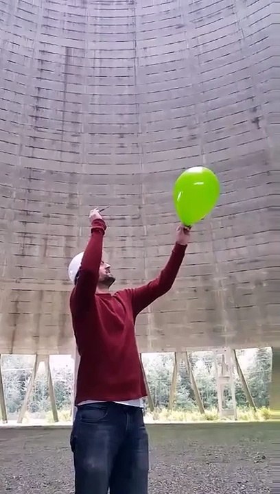 Crever un ballon dans une tour de refroidissement nucléaire